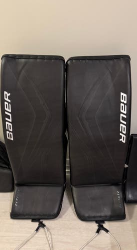 Medium Bauer FlyLite Goalie Leg Pads (Used)