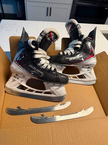 2025 Bauer Vapor Fly40 Hockey Skates Regular Width Size 1.5 (Used)