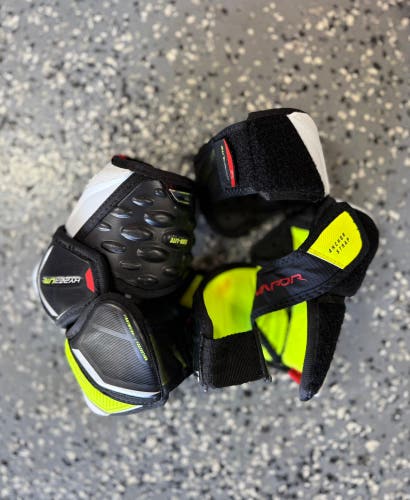 Junior Medium Bauer Vapor Hyperlite Elbow Pads (Used)