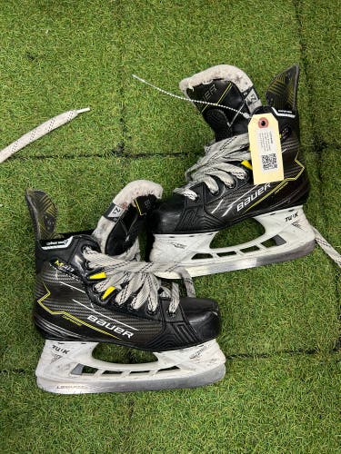 Junior Bauer Supreme M40 Hockey Skates Regular Width Size 2.5 (Used)