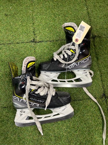 Junior Bauer Vapor 3X Hockey Skates Regular Width Size 2.5 (Used)