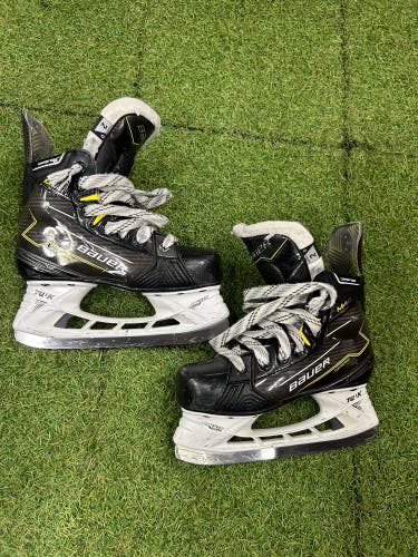 Junior Bauer Supreme M40 Hockey Skates Regular Width Size 2 (Used)