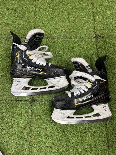 Junior Bauer Supreme M5 Pro Hockey Skates Regular Width Size 2 (Used)
