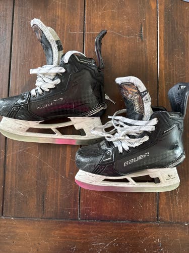 Black 2024 Bauer Supreme Shadow Hockey Skates Regular Width Size 5.5 (Used)