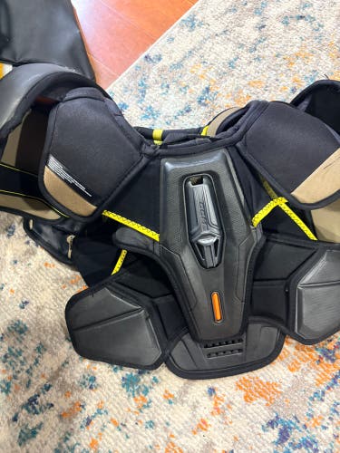 Small Senior CCM Tacks AS-V Pro Shoulder Pads (Used)