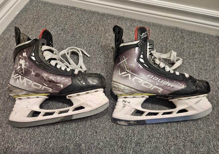 Bauer Vapor Hyperlite Hockey Skates 5 (Used)