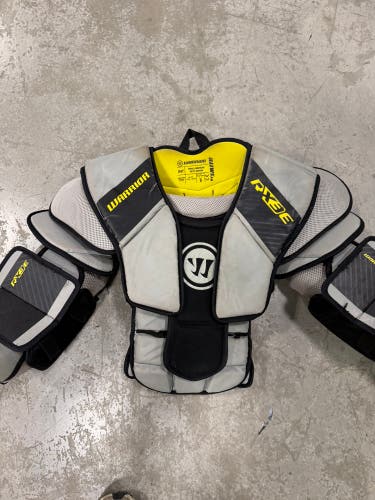 Intermediate Small / Medium Warrior Ritual RX3 E Goalie Chest Protector (Used)