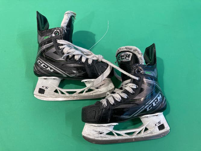 CCM Ribcor 88K Hockey Skates Regular Width Size 2.5 (Used)