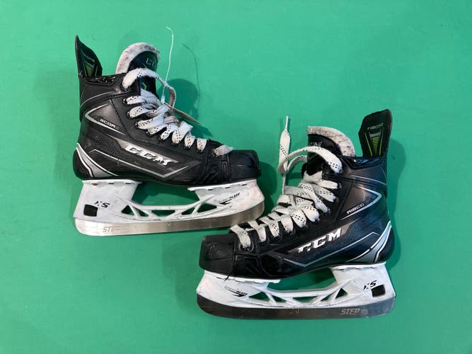 Intermediate CCM Ribcor 76K Hockey Skates Regular Width Size 5.5 (Used)