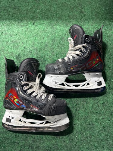 Junior CCM JetSpeed FT8 Pro Hockey Skates (Regular) Size 1 (Used)