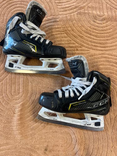 Junior CCM Super Tacks 9370 Hockey Goalie Skates Regular Width Size 2.5 (Used)