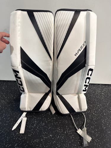 White & Black Youth CCM YTFLEX 3 Goalie Leg Pads (Used) | 26"