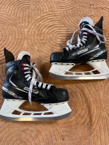 Intermediate Bauer Vapor X3.5 Hockey Skates Regular Width 6.5 (Used)