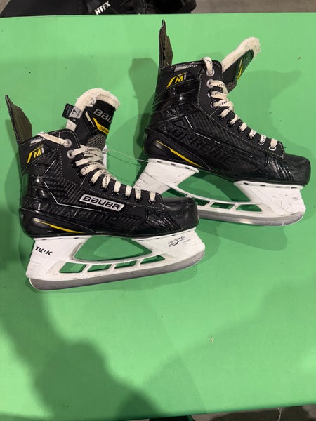 Intermediate Bauer Supreme M1 Hockey Skates Regular Width 6.5 (Used)