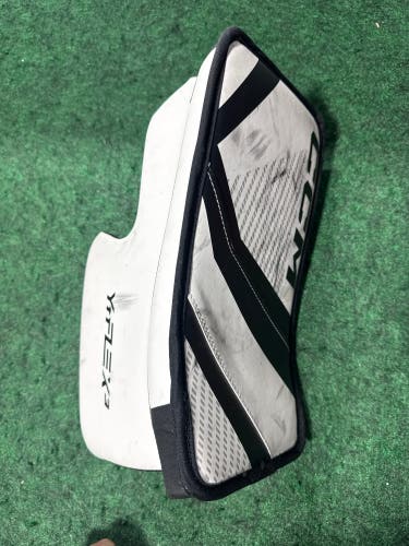 White Youth CCM YTFlex 3 Goalie Blocker Regular (Used)
