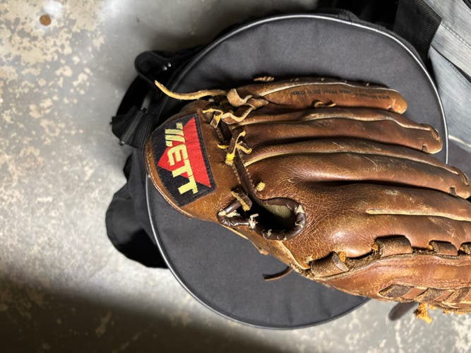 Zett BIC-1021 RH Pitcher's Baseball Glove 12.25" (Used)