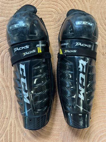 Junior CCM Tacks 9550 Shin Pads 12" (Used)