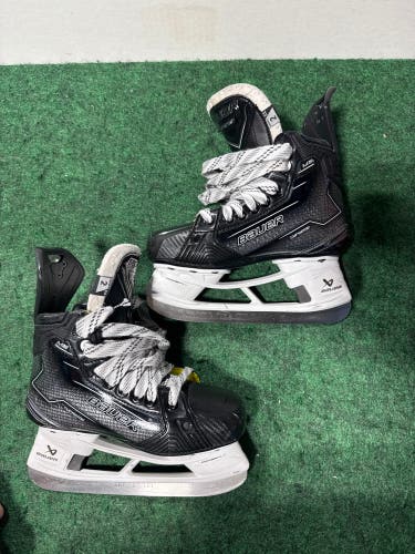Junior Bauer Supreme M50 Pro Hockey Skates (Extra Wide) Size 2 (Used)