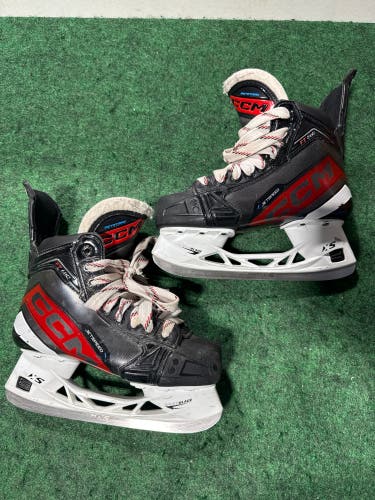 Intermediate CCM JetSpeed FT680 Hockey Skates (Regular) Size 4.5 (Used)