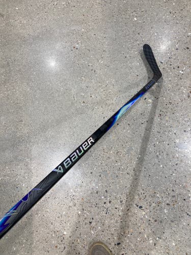 Senior Bauer Vapor Flylite Hockey Stick Left Hand P28 65 Flex (Used)