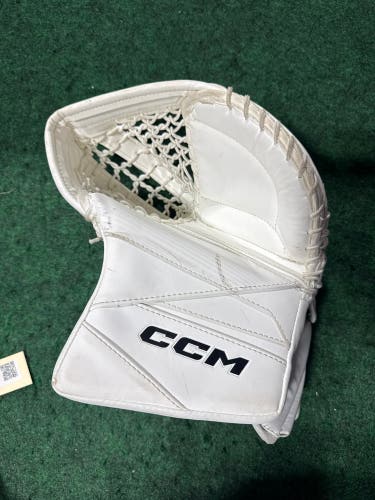 White Junior CCM Axis 2.5 Goalie Glove Regular (Used)