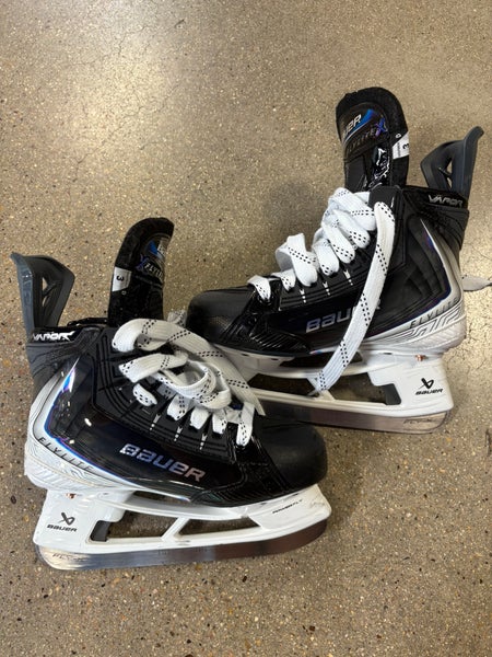 *Excellent Condition* Junior Bauer Vapor Flylite Hockey Skates Regular Width Size 3 (Used)