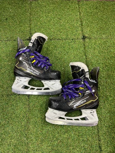 Junior Bauer Supreme M40 Hockey Skates Extra Wide Width Size 1 (Used)