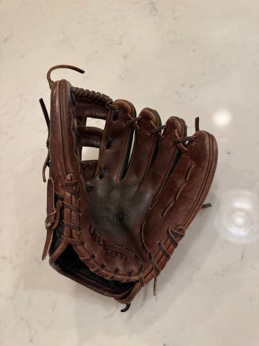 Wilson A2000 RH Baseball Glove 11.75" (Used)