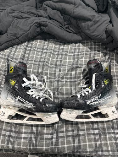 2023 Bauer Vapor Hyperlite 2 Hockey Skates Regular Width 8.5 (Used)