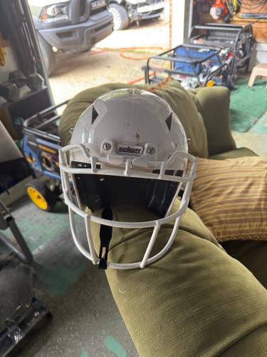 White Youth Medium Schutt Vengeance A11 Helmet