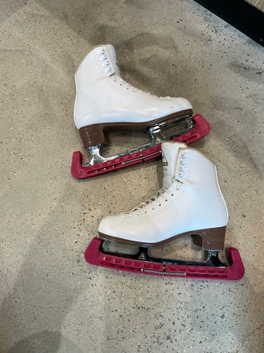 White Jackson Ultima Artiste Figure Skates Adult 8 (Used)