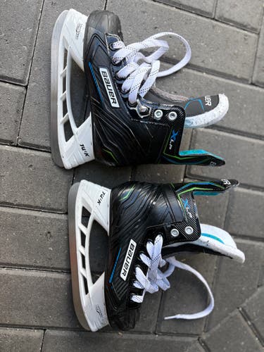 Bauer Hockey Skates Regular Width Size 2 (Used)