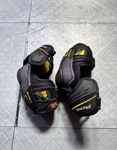 Junior Medium CCM Tacks Elbow Pads (Used)