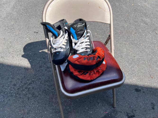 2021 True TF9 Hockey Goalie Skates Regular Width 6.5 (Used)