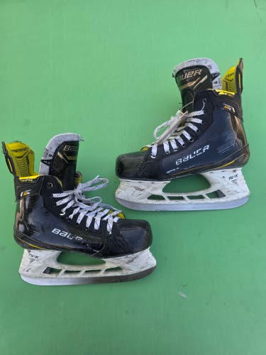 Intermediate Bauer Supreme M4 Hockey Skates Size 2.5 (Used)