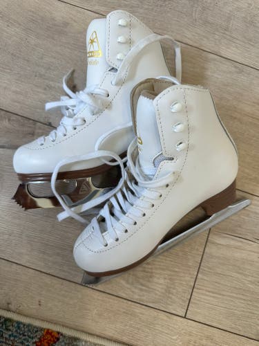 Jackson Ultima Artiste Figure Skates Junior 2.5 (Barely Used)