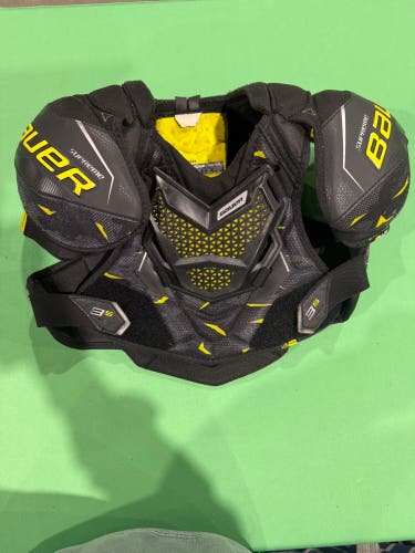 Medium Junior Bauer Supreme 3S Shoulder Pads (Used)