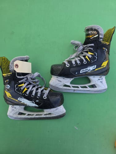 Junior Bauer Supreme M4 Hockey Skates Size 2.5 (Used)