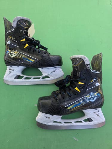 Junior Bauer Supreme M40 Hockey Skates Regular Width Size 3 (Used)