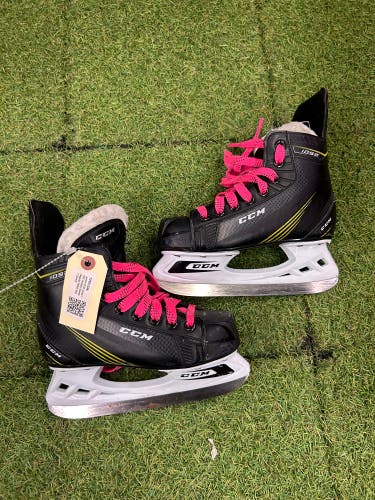 Junior CCM Tacks 1052 Hockey Skates Regular Width Size 1 (Used)