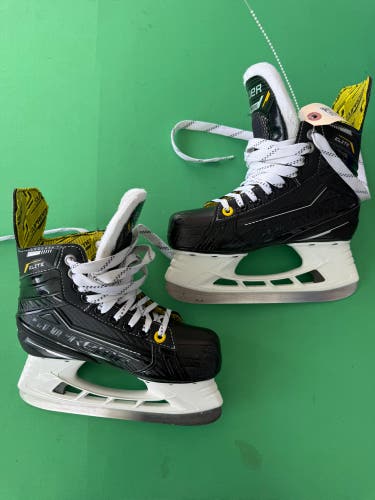 Junior Bauer Supreme Elite Hockey Skates Size 2 (Used)