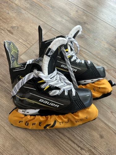 Black 2024 Bauer Supreme M40 Hockey Skates Regular Width Size 3.5 (Used)