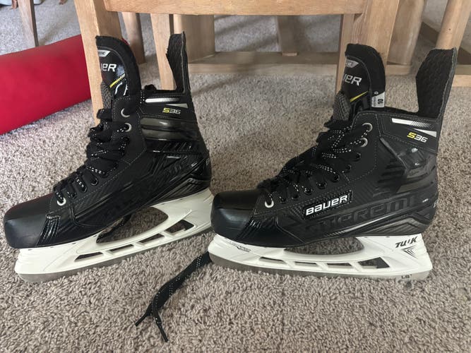 Black Bauer Supreme Hockey Skates Regular Width 10 (Used)