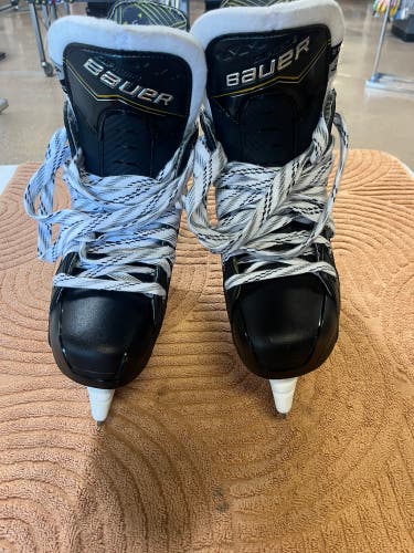 Intermediate Bauer Supreme M40 Hockey Skates 6.5 (New)