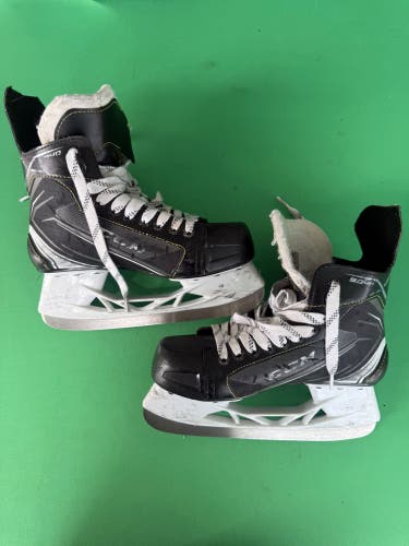 Intermediate CCM 9040 Hockey Skates Size 5 (Used)