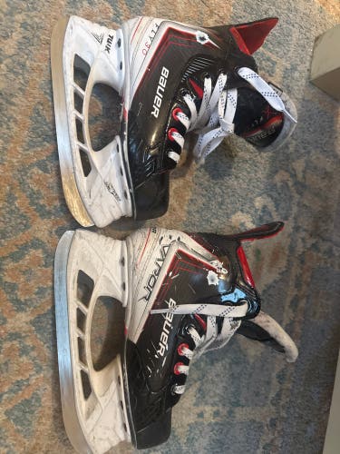 2025 Bauer Vapor Fly30 Hockey Skates Regular Width Size 1.5 (Used)
