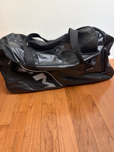 CCM 550 Player Elite 32in. Carry Hockey Equipment Bag (used)