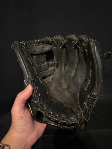 Wilson A2000 RH Infield Baseball Glove 11.5" (Used)