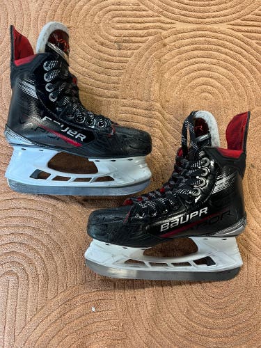 Intermediate Bauer Vapor X4 Hockey Skates Size 4.5 (Used)