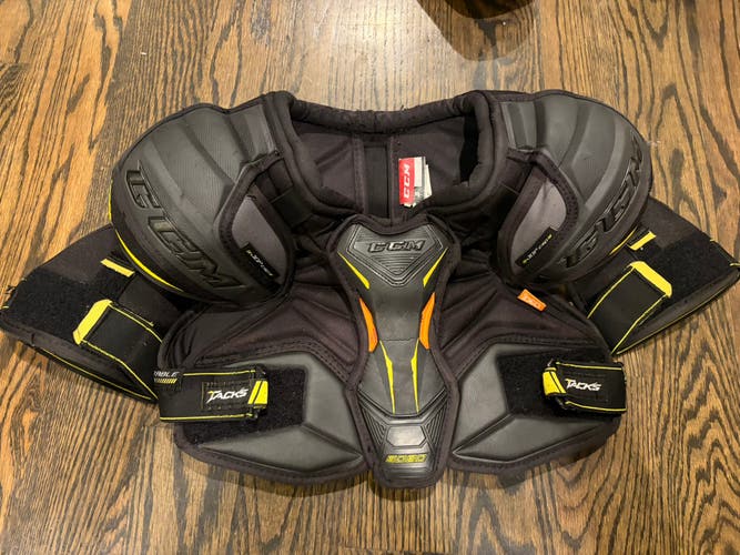 Medium Junior CCM Tacks 9080 Shoulder Pads (Used)